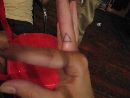 Triangle Finger – Homemade Tattoo