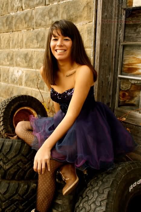 Sming Girl Have Collarbone Tattoo