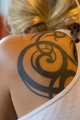 Tribal Feminine Tattoo On Back Shoulder