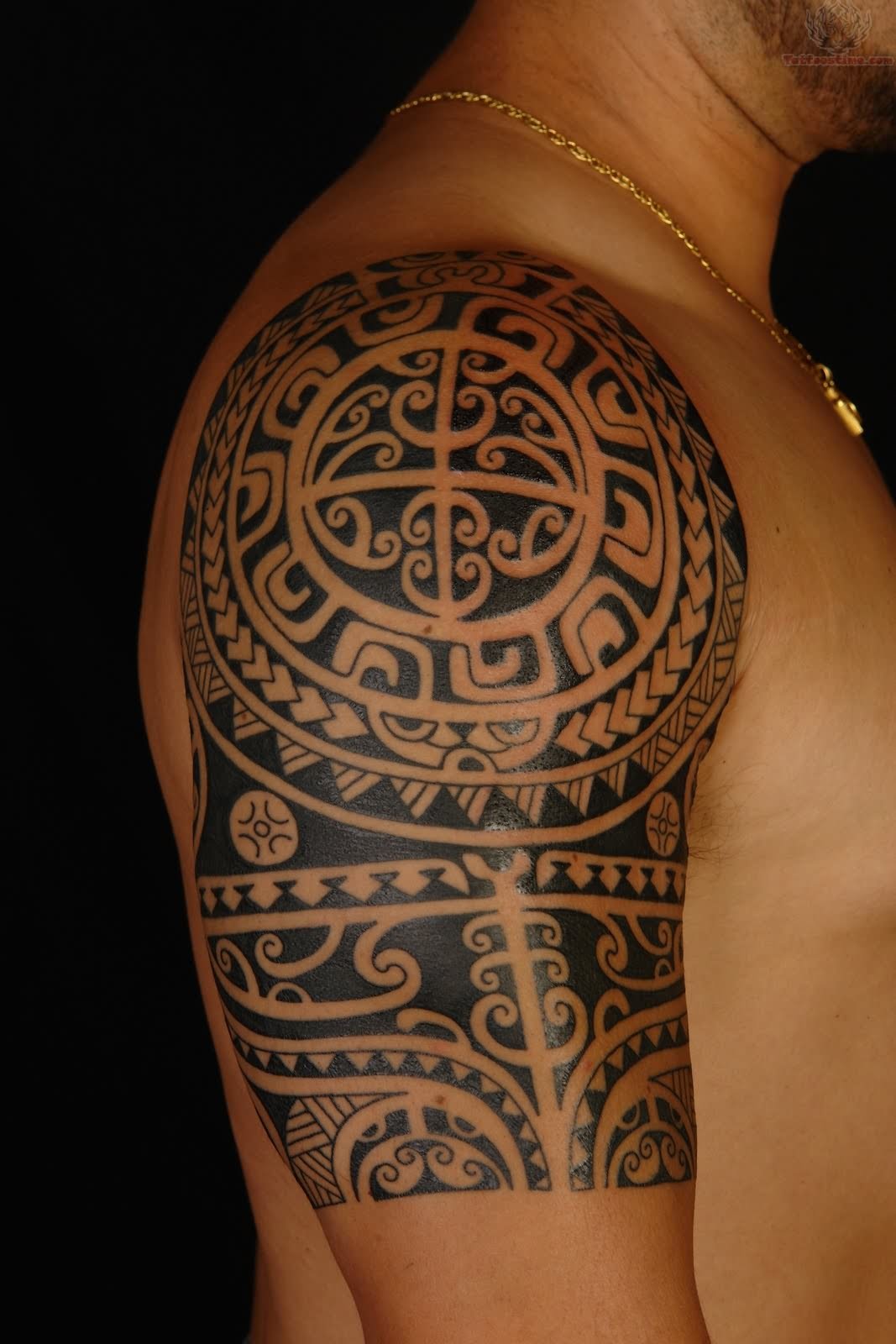 Hawaiian Tattoo On Man Right Shoulder