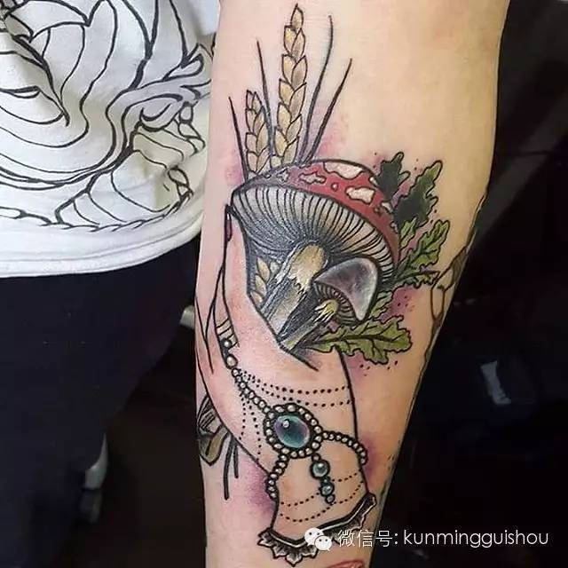 Pretty neo traditional hand full of mushrooms tattoo by Alessia Pedrosa
