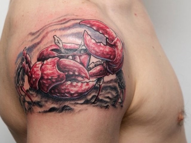Red Crab Tattoo On Right Shoulder For Men